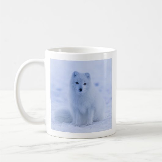 Niedlicher arktischer Fox im Hintergrund des schne Kaffeetasse (Links)