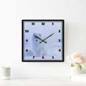 Niedlicher arktischer Fox im Hintergrund des schne Quadratische Wanduhr (Zuhause)