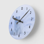 Niedlicher arktischer Fox im Hintergrund des schne Runde Wanduhr (Winkel)
