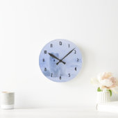 Niedlicher arktischer Fox im Hintergrund des schne Runde Wanduhr (Zuhause)