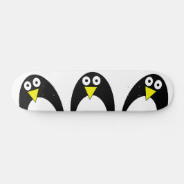 Niedlicher arktischer Pinguin zeichnend Skateboard