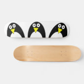 Niedlicher arktischer Pinguin zeichnend Skateboard (Horizontal)
