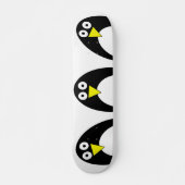 Niedlicher arktischer Pinguin zeichnend Skateboard (Vorne)