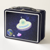 Niedlicher Astronaut mit einem fliegenden Saucer a