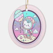 Niedlicher Astronaut mit Eiscreme-Baloon auf dem M Keramik Ornament (Links)