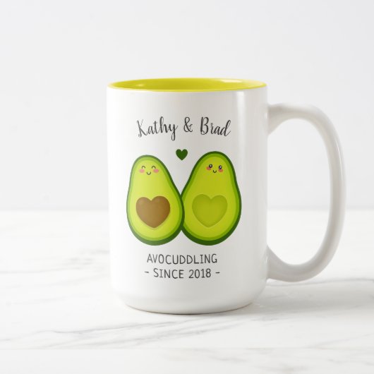 Niedlicher Avocado Cuddle maßgeschneidertes Gesche Zweifarbige Tasse (Rechts)