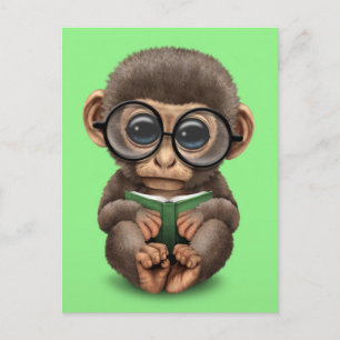 Niedlicher Baby-Affe Lesen eines Buches über Grün Postkarte