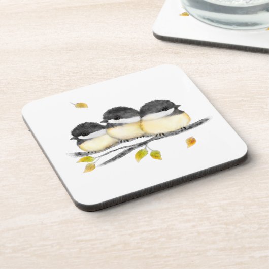 Niedlicher Baby Bird 3 Chickadee auf Baumzweig Getränkeuntersetzer (Linke Seite)