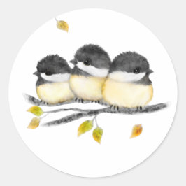 Niedlicher Baby Bird 3 Chickadee auf Baumzweig Runder Aufkleber