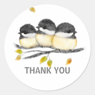 Niedlicher Baby Bird 3 Chickadee auf Baumzweig Runder Aufkleber