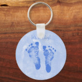 Niedlicher Baby Boy Footprints Ankündigung Schlüsselanhänger (Vorderseite)