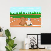 Niedlicher Baby-Boy in Baseballkappe neben Teddy B Poster (Heimbüro)