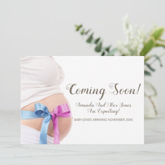 Niedlicher Baby-Bump mit Ribbons kommt bald Schwan Ankündigung (Stehend Vorderseite)