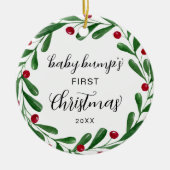Niedlicher Baby-Bump's erster Weihnachtskranz Keramik Ornament (Vorne)