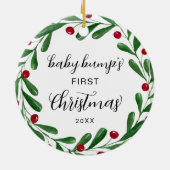 Niedlicher Baby-Bump's erster Weihnachtskranz Keramik Ornament (Hinten)