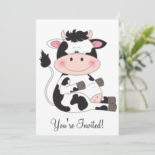 Niedlicher Baby Cow Cartoon Einladung (Stehend Vorderseite)