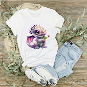 Niedlicher Baby Dragon mit einer Rose Grafik T-Shirt