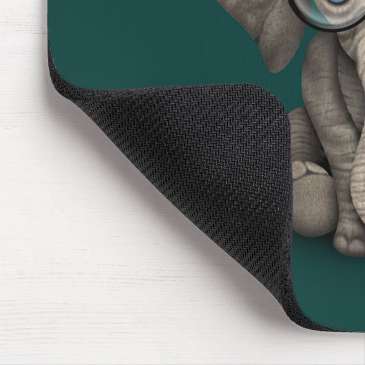 Niedlicher Baby-Elefant mit den Lesegläsern Mousepad (Ecke)