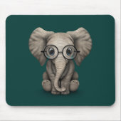 Niedlicher Baby-Elefant mit den Lesegläsern Mousepad (Vorne)