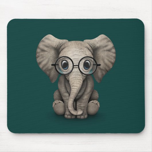 Niedlicher Baby-Elefant mit den Lesegläsern Mousepad (Vorne)