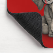 Niedlicher Baby-Elefant mit den Lesegläsern rot Mousepad (Ecke)