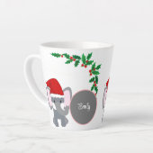 Niedlicher Baby Elephant, der einen Weihnachtshutn Milchtasse (Linke Ecke)