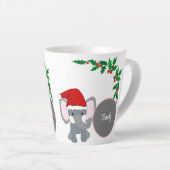 Niedlicher Baby Elephant, der einen Weihnachtshutn Milchtasse (Rechte Ecke)