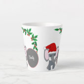 Niedlicher Baby Elephant, der einen Weihnachtshutn Milchtasse (Vorderseite)