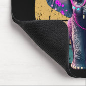 Niedlicher Baby Elephant mit Beanie und rosa Brill Mousepad (Ecke)