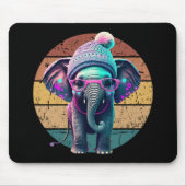 Niedlicher Baby Elephant mit Beanie und rosa Brill Mousepad (Vorne)