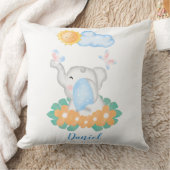 Niedlicher Baby Elephant mit orangefarbenen Blume  Kissen (Decke)