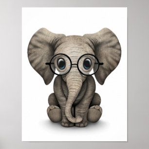 Niedlicher Baby Elephant mit Reading Glasses White Poster