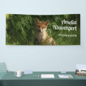 Niedlicher Baby Fox in einem grünen Wald Banner (Messe)