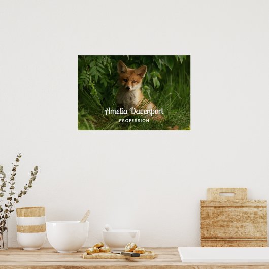 Niedlicher Baby Fox in einem grünen Wald Poster (Küche)