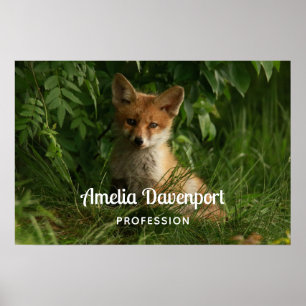 Niedlicher Baby Fox in einem grünen Wald Poster