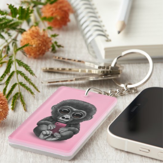 Niedlicher Baby-Gorilla, der ein Schlüsselanhänger (Vorderseite rechts)