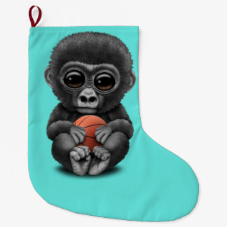 Niedlicher Baby-Gorilla, der mit Basketball spielt Großer Weihnachtsstrumpf