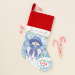 Niedlicher Baby-Jungen-erster WeihnachtsStrumpf<br><div class="desc">Ein ganz spezieller Strumpf für ein kleine Jungen erstes Weihnachten. In den Schatten des Blaus mit Touchs des Rotes, ist der Strumpf mit einem wenigen Schneebaby illustriert, das einen Schnuller sind zum Kotzen. Er hat ein Snowbie genannt, und er trägt einen niedlichen blauen woolen Hut, einen Schal und Handschuhe. Der...</div>
