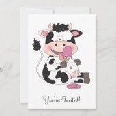 Niedlicher Baby-Kuh-Cartoon mit seiner Einladung (Vorderseite)