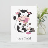Niedlicher Baby-Kuh-Cartoon mit seiner Einladung (Stehend Vorderseite)