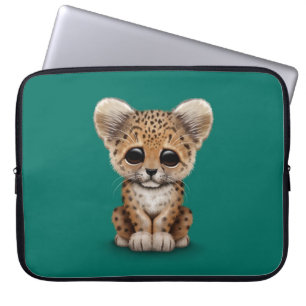 Niedlicher Baby-Leopard CUB auf aquamarinem Blau Laptopschutzhülle