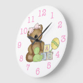 Niedlicher Baby-Mädchen-Bär im rosa Große Wanduhr (Winkel)