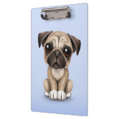 Niedlicher Baby-Mops-Welpen-Hund auf hellblauem Klemmbrett (Links)