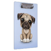 Niedlicher Baby-Mops-Welpen-Hund auf hellblauem Klemmbrett (Rechts)