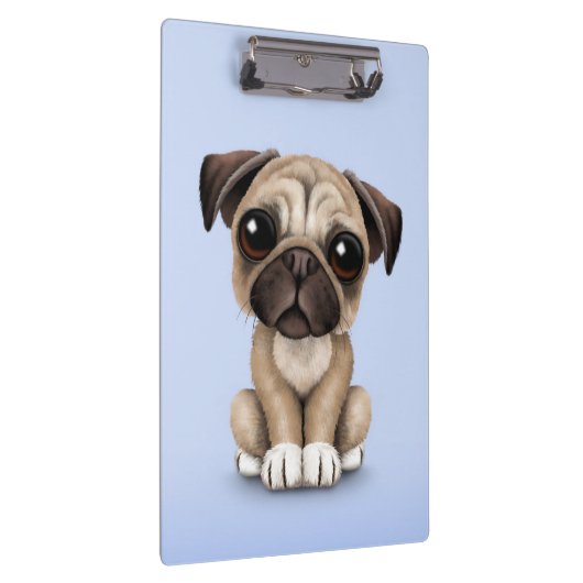 Niedlicher Baby-Mops-Welpen-Hund auf hellblauem Klemmbrett (Rechts)