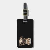 Niedlicher Baby-Mops-Welpen-Hund auf Schwarzem Gepäckanhänger (Vorderseite vertikal)