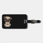 Niedlicher Baby-Mops-Welpen-Hund auf Schwarzem Gepäckanhänger (Rückseite horizontal)