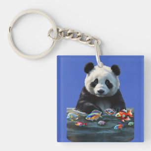 Niedlicher Baby-Panda, der bunte Fische ansieht Schlüsselanhänger