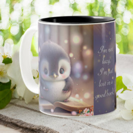 Niedlicher Baby-Pinguin-Lesegerät für das Buch Son Zweifarbige Tasse