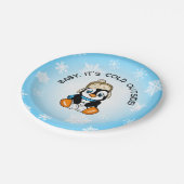 Niedlicher Baby Pinguin mit Schneeflocken Hintergr Pappteller (Schrägansicht)